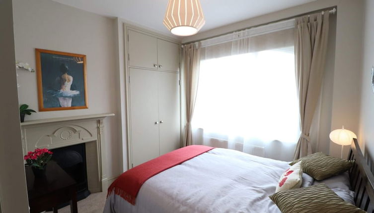 Photo 1 - Stylish Light-filled 1 Bedroom Flat In Hammersmith