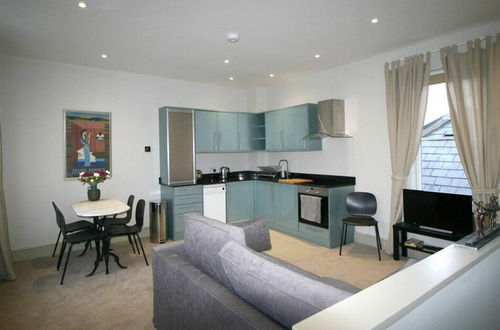 Photo 8 - Stylish Light-filled 1 Bedroom Flat In Hammersmith