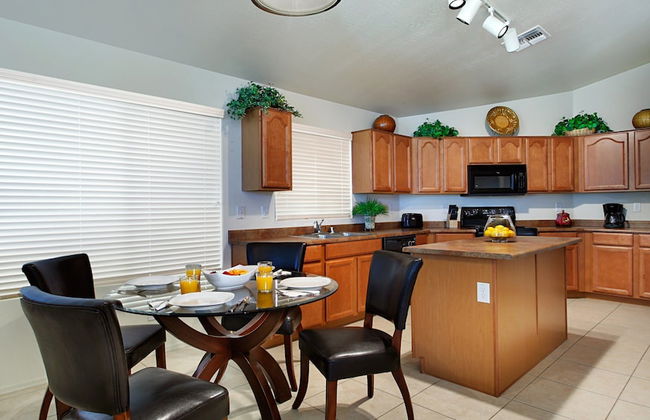 Near Great Shopping & Dining! Pool Table & Games! - Foto 10