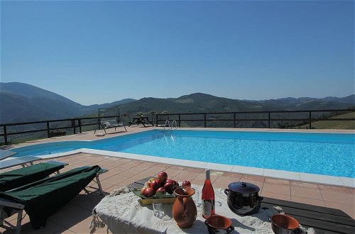 Foto 16 - Stunning Villa in Apecchio with Hot Tub