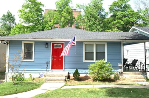 Photo 15 - Cozy family-style Buckhead Bungalow