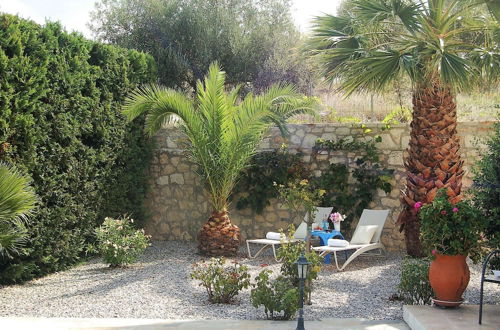 Foto 21 - Enticing Villa in Loutra with Private Pool & Garden near Beach