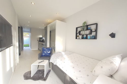 Photo 2 - Modern Studio Apartment in Newcastle Upon Tyne