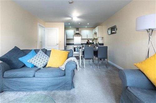 Photo 2 - Immaculate 2-bed Apartment in Reading
