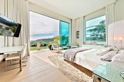 Photo 18 - Hollywood Estate with Stunning Views