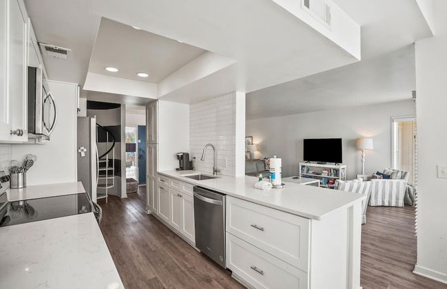 Recently Renovated Condo w/ Breezy Ocean Views - Steps to Beach - Foto 11