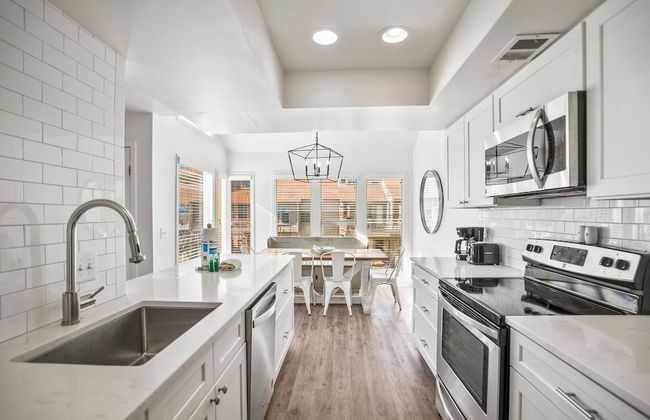 Recently Renovated Condo w/ Breezy Ocean Views - Steps to Beach - Foto 12