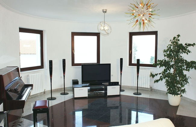 Luxury Apartment in Opatija for 8 People With Pool and Silk Bedding - Foto 3