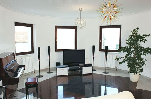 Foto 25 - Luxury Apartment in Opatija for 8 People With Pool and Silk Bedding