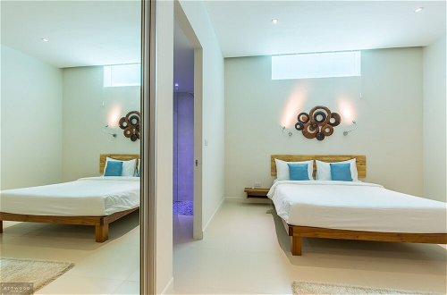 Foto 23 - 15 Bedroom Luxury Triple Sea View Villas