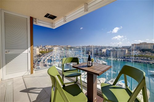 Photo 39 - Stunning 3BR Apartment With Marina Views