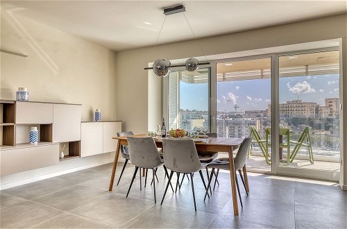 Photo 14 - Stunning 3BR Apartment With Marina Views