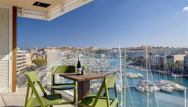 Foto 1 - Stunning 3BR Apartment With Marina Views