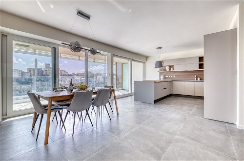 Photo 26 - Stunning 3BR Apartment With Marina Views