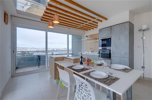 Foto 1 - Stunning Apartment in a Central Location With Views
