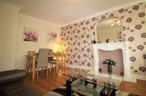 Photo 8 - Large Balcony Apartment - Town & Racecourse -2 Bed