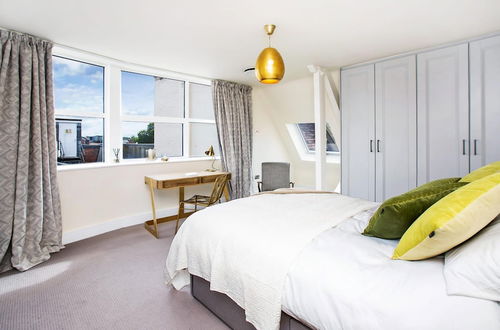 Foto 6 - The Penthouse - With 360 Private Terrace Views of the Cathedral and Exeter City