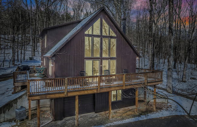 Sqyrls Nest - 3BR Retreat With a Hot Tub - Photo 1