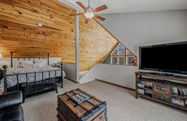 Sqyrls Nest - 3BR Retreat With a Hot Tub - Photo 13