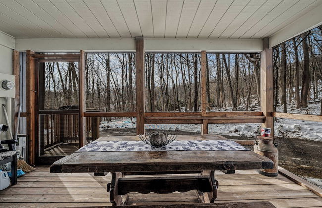 Sqyrls Nest - 3BR Retreat With a Hot Tub - Photo 51