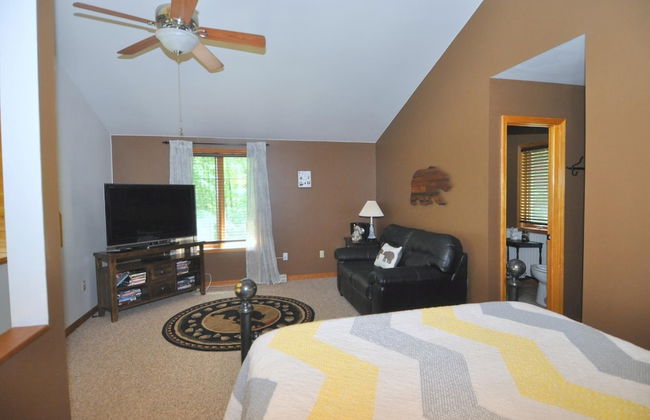 Sqyrls Nest - 3BR Retreat With a Hot Tub - Photo 4