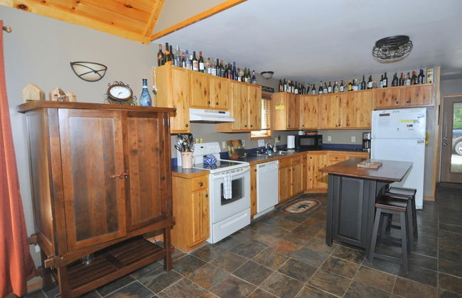 Sqyrls Nest - 3BR Retreat With a Hot Tub - Photo 21