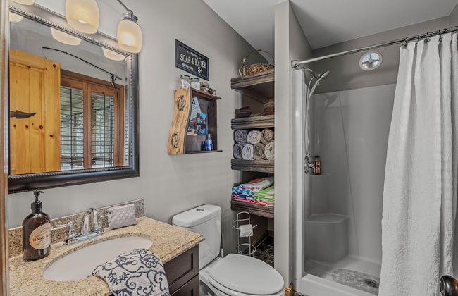Sqyrls Nest - 3BR Retreat With a Hot Tub - Photo 35