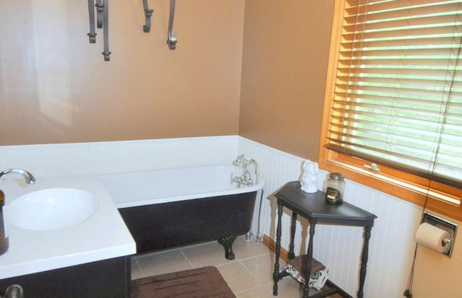 Sqyrls Nest - 3BR Retreat With a Hot Tub - Photo 33