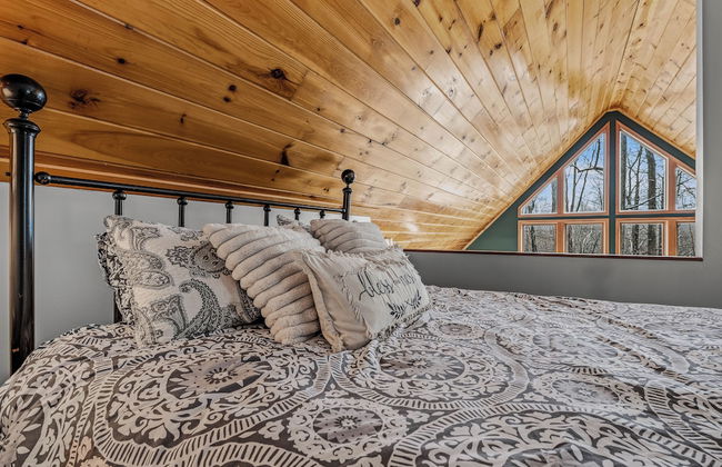 Sqyrls Nest - 3BR Retreat With a Hot Tub - Photo 14