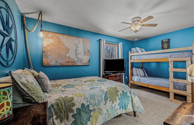 Sqyrls Nest - 3BR Retreat With a Hot Tub - Photo 10
