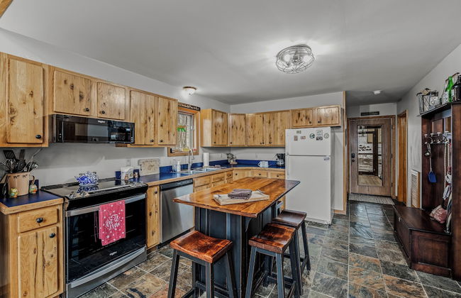 Sqyrls Nest - 3BR Retreat With a Hot Tub - Photo 23