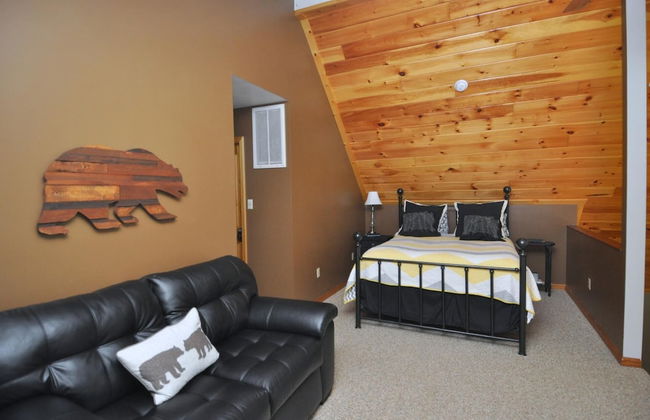 Sqyrls Nest - 3BR Retreat With a Hot Tub - Photo 5