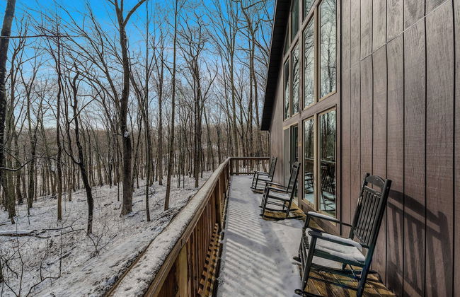 Sqyrls Nest - 3BR Retreat With a Hot Tub - Photo 59