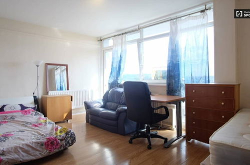 Photo 9 - 2-bed Apartment in London Woolwich