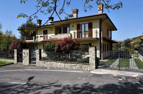 Photo 32 - Luxurious Villa in Lombardy with Garden & Hot Tub