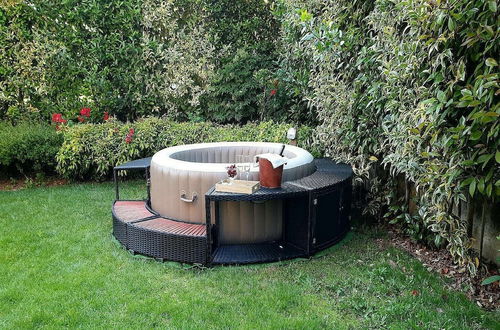 Foto 21 - Luxurious Villa in Lombardy with Garden & Hot Tub