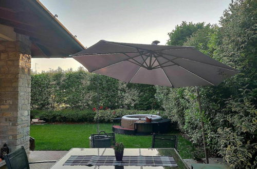 Foto 30 - Luxurious Villa in Lombardy with Garden & Hot Tub