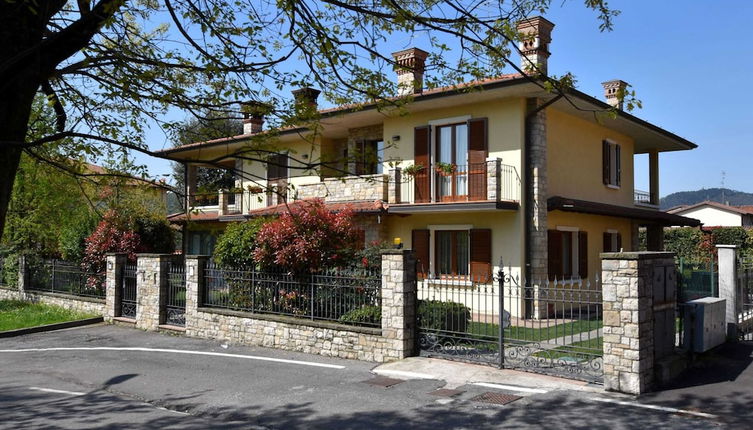 Photo 1 - Luxurious Villa in Lombardy with Garden & Hot Tub