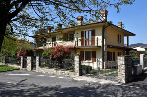 Photo 1 - Luxurious Villa in Lombardy with Garden & Hot Tub