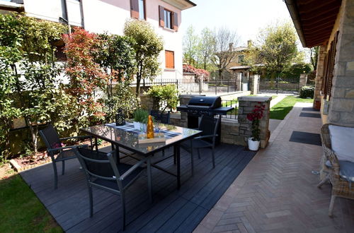 Photo 28 - Luxurious Villa in Lombardy with Garden & Hot Tub