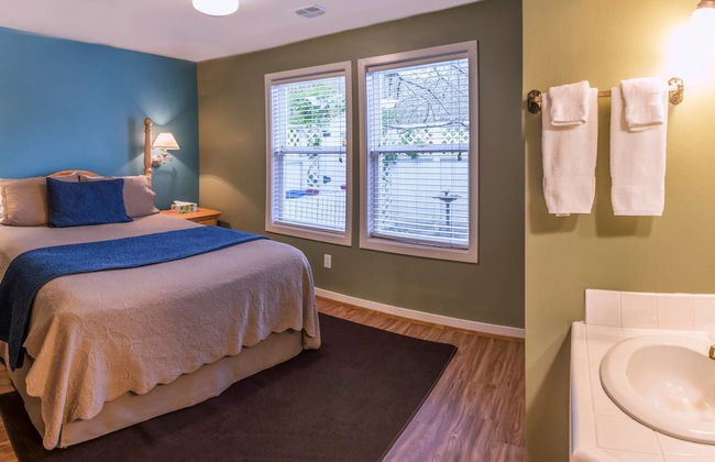 Oak Lawn Cottage ~ 1.5 Blocks to OSF - Foto 5