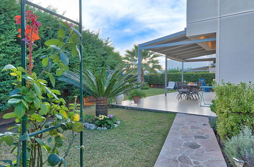 Photo 29 - Elegant Maisonette Garden near Beach