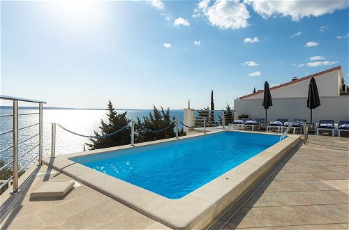 Foto 17 - Luxury Apartment With Private Swimming Pool in Starigrad