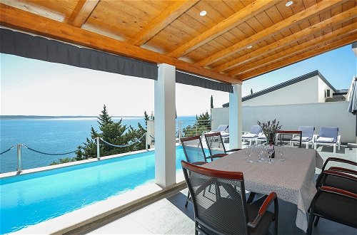 Foto 12 - Luxury Apartment With Private Swimming Pool in Starigrad