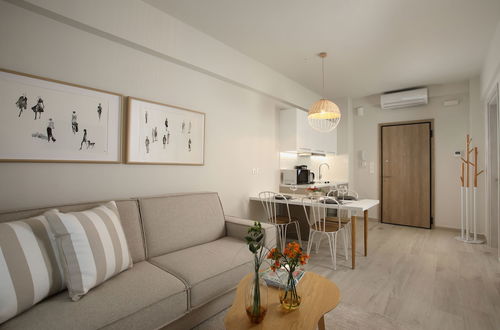 Photo 11 - Love Luxury Central Apartment