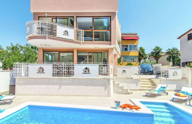 Modern Villa with Private Pool & Hot Tub near Center & Beach - Foto 24