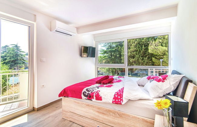 Modern Villa with Private Pool & Hot Tub near Center & Beach - Foto 2