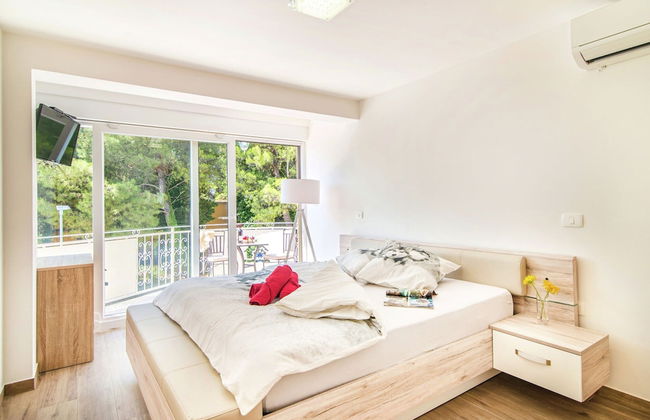 Modern Villa with Private Pool & Hot Tub near Center & Beach - Foto 3