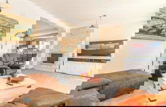 Foto 1 - Modern Villa with Private Pool & Hot Tub near Center & Beach
