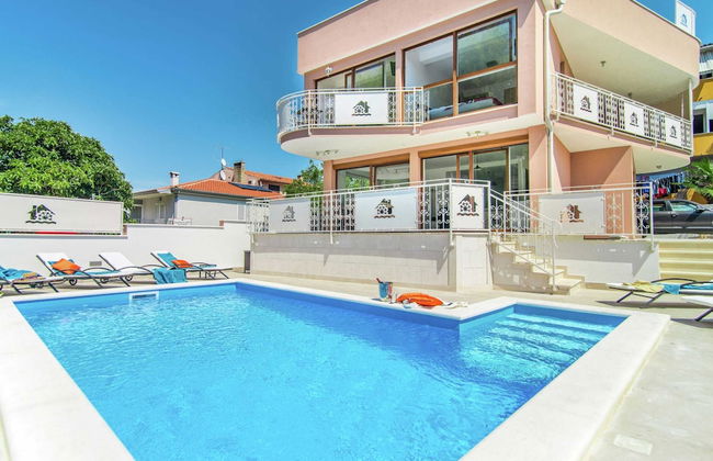 Modern Villa with Private Pool & Hot Tub near Center & Beach - Foto 10